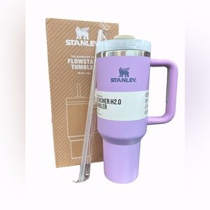 Stanley Lavender/Gray Flowstate Tumbler
40 oz
Lid/Straw Included 
New in Box